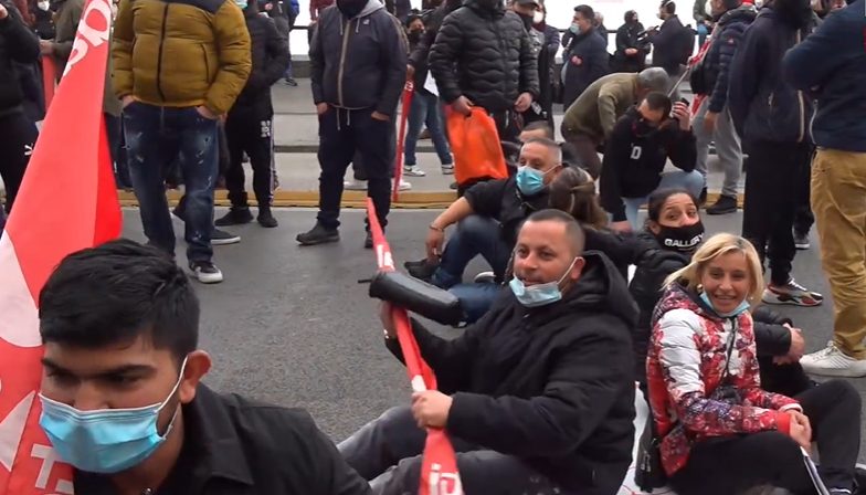 Napoli, le donne disoccupate bloccano il lungomare: “La crisi scaricata sulle famiglie proletarie”