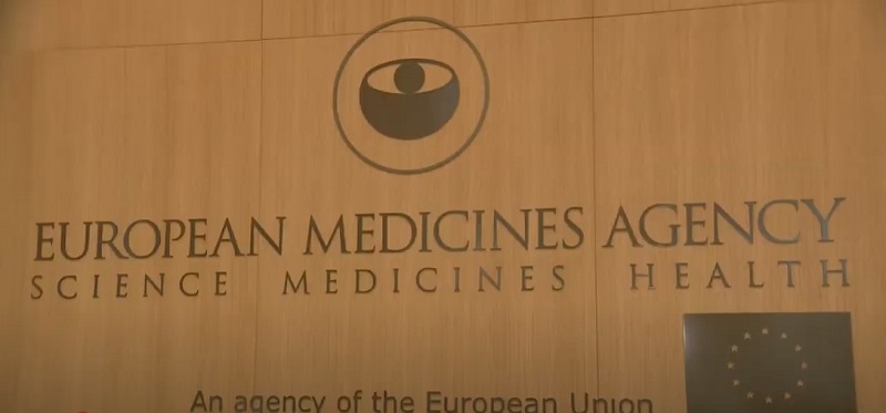 Verdetto Ema: non bisogna temere il vaccino AstraZeneca, ma il suo bugiardino