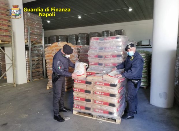 Napoli, autolavaggio abusivo: Guardia di finanza sequestra 220 tonnellate di pellet