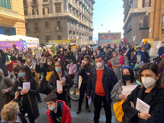 Scuole Aperte, protesta sotto la Regione: “Mai più studenti campani lasciati indietro”