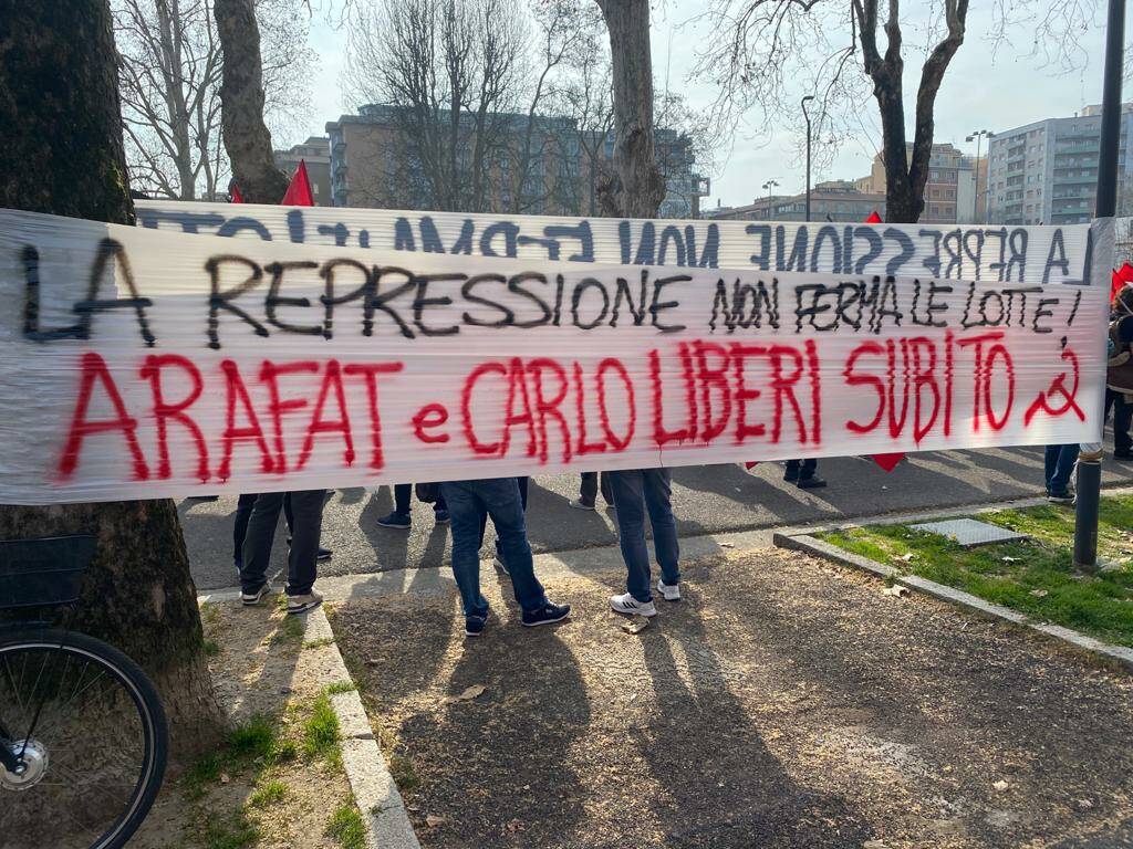 Piacenza, 2 mila in piazza: “Liberate subito gli operai Carlo e Arafat”