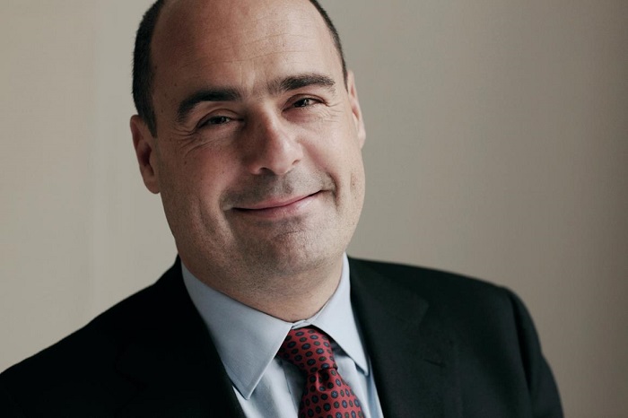 Pd, Zingaretti si dimette: “Mi vergogno si parli solo di poltrone”. Se ne accorge ora