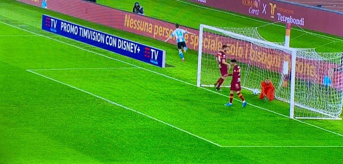 Doppio Mertens, il Napoli annichilisce la Roma