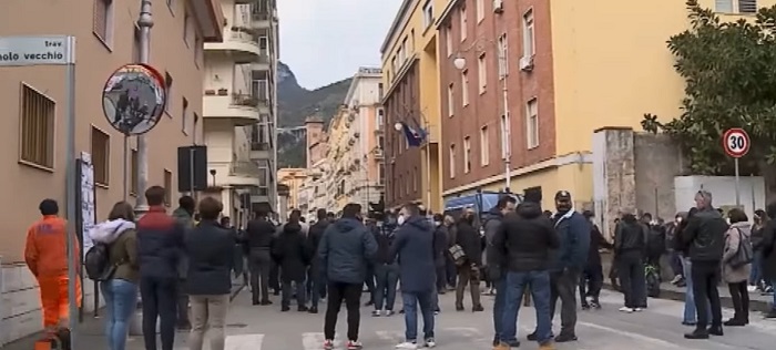 Salerno, protesta di ristoratori e No Dad: ira contro De Luca