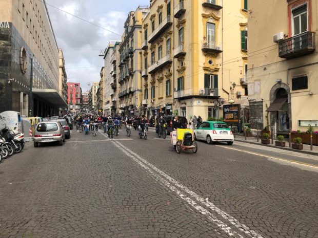 Napoli, tantissimi in bicicletta per chiedere l’apertura di scuole e parchi