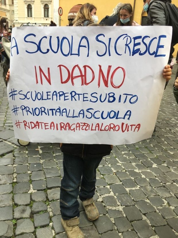 Campania, De Luca  trasforma la scuola in un campo di  battaglia personale contro il governo