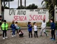 Napoli, genitori e bambini in piazza contro l’ordinanza di De Luca: “contestiamo la grigia idea di salute e di sopravvivenza votata al teleconsumo”