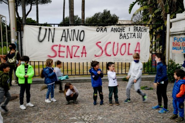 Campania, ricomincia il cabaret di De Luca: non vuole aprire le scuole