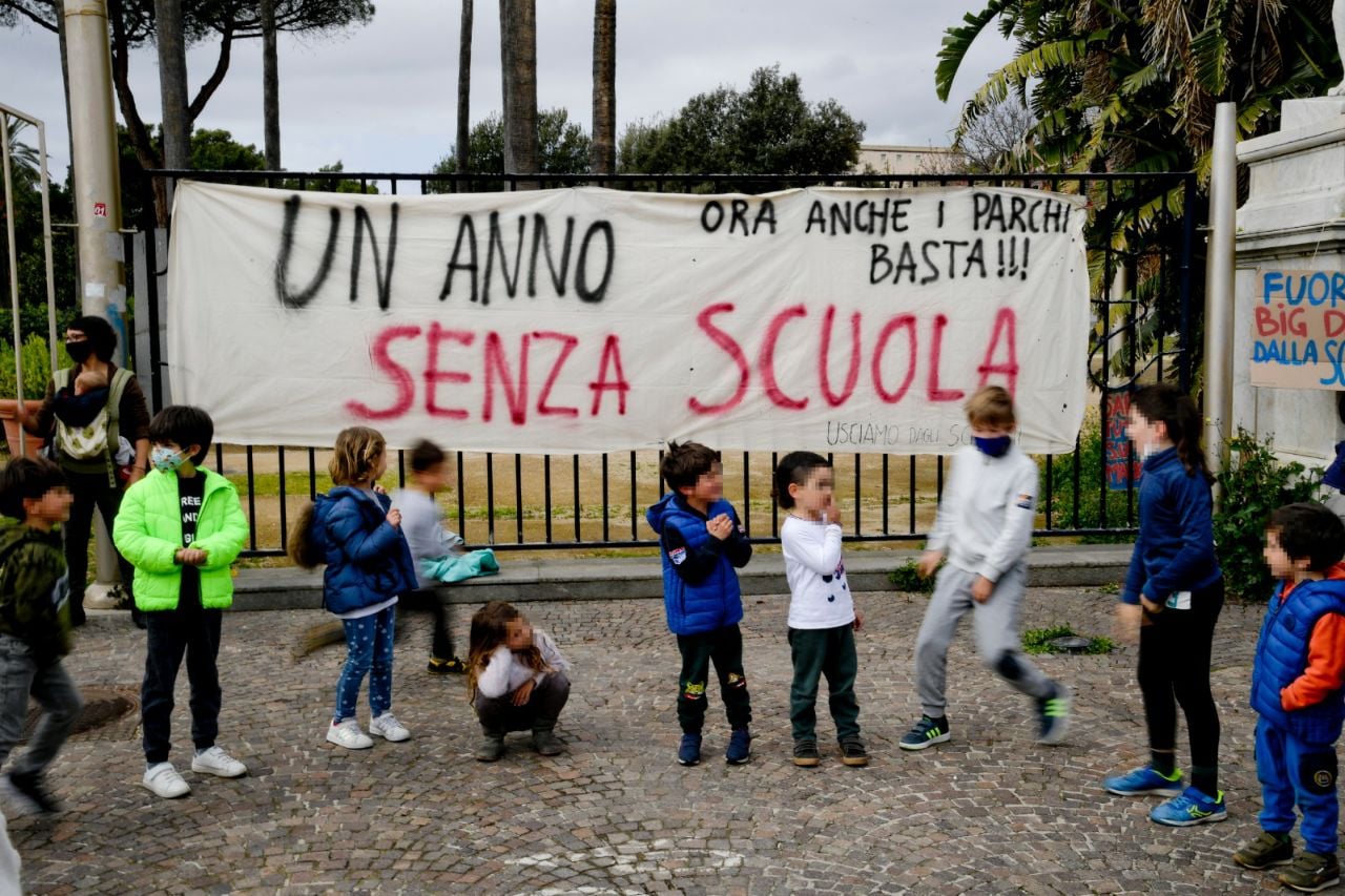 Napoli, genitori e bambini in piazza contro l’ordinanza di De Luca: “contestiamo la grigia idea di salute e di sopravvivenza votata al teleconsumo”