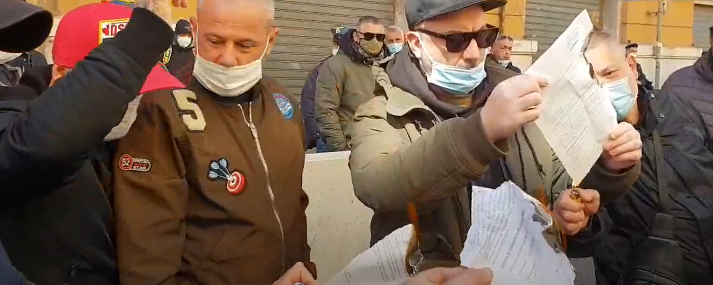 Napoli, tassisti incendiano licenze e contestano il governatore De Luca