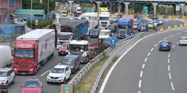 Napoli, la rivolta dei lavoratori mercatali:  bloccata l’autostrada del sole