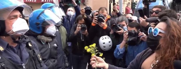 Roma, una manifestante dona fiori ai poliziotti: “anche voi avete i figli”