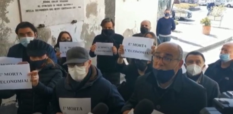 Amalfi, dura contestazione a De Luca e Cancelleri