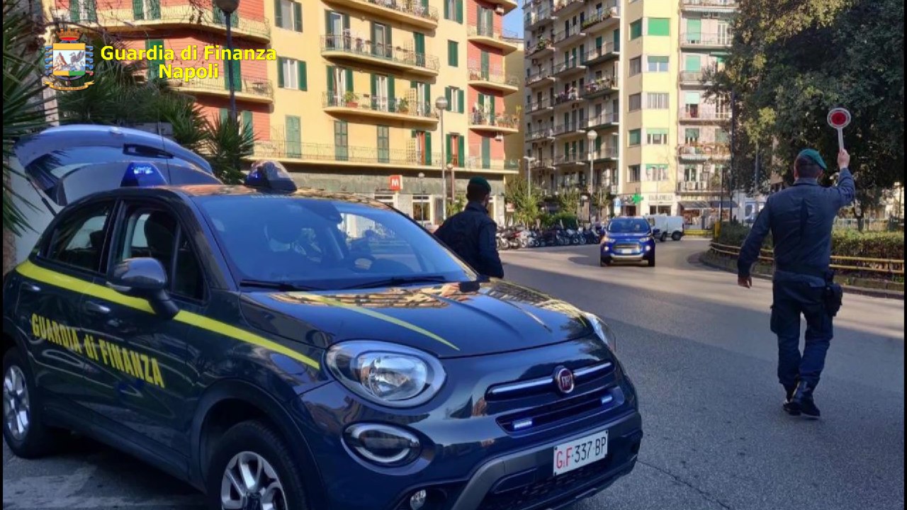 Napoli, sequestrata fabbrica di borse Louis Vuitton e Gucci false