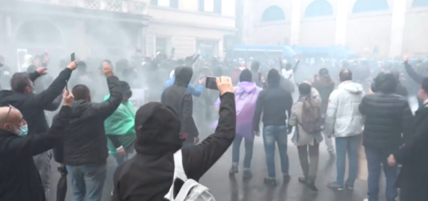 Roma, ristoratori tentano assalto di Montecitorio: lanciate bombe carta e bottiglie