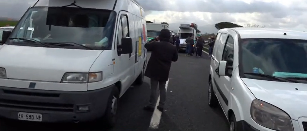Napoli, mille furgoni dei lavoratori mercatali bloccano autostrada A1