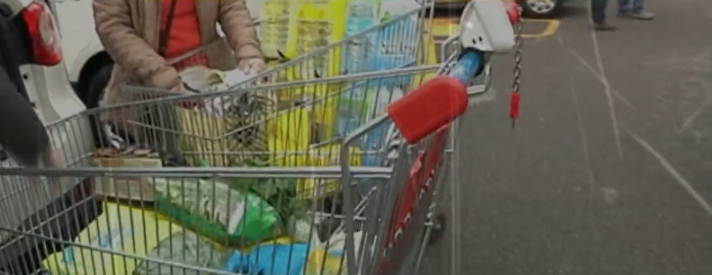 Livorno, 20 mamme organizzano ‘esproprio proletario’: “Questa spesa la paga il Comune”. Ed escono dalla Coop senza pagare la merce nei carrelli