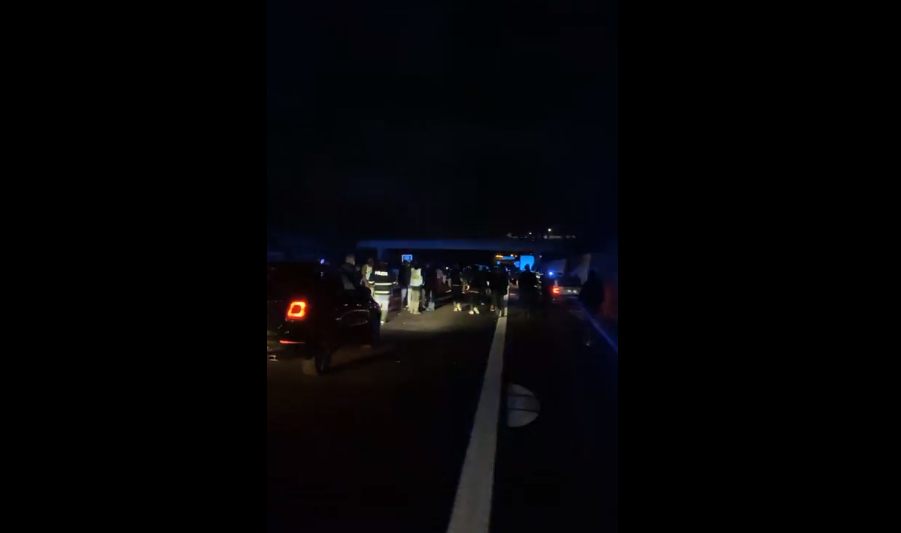 Firenze, ristoratori e parrucchieri bloccano autostrada: “basta chiacchiere”