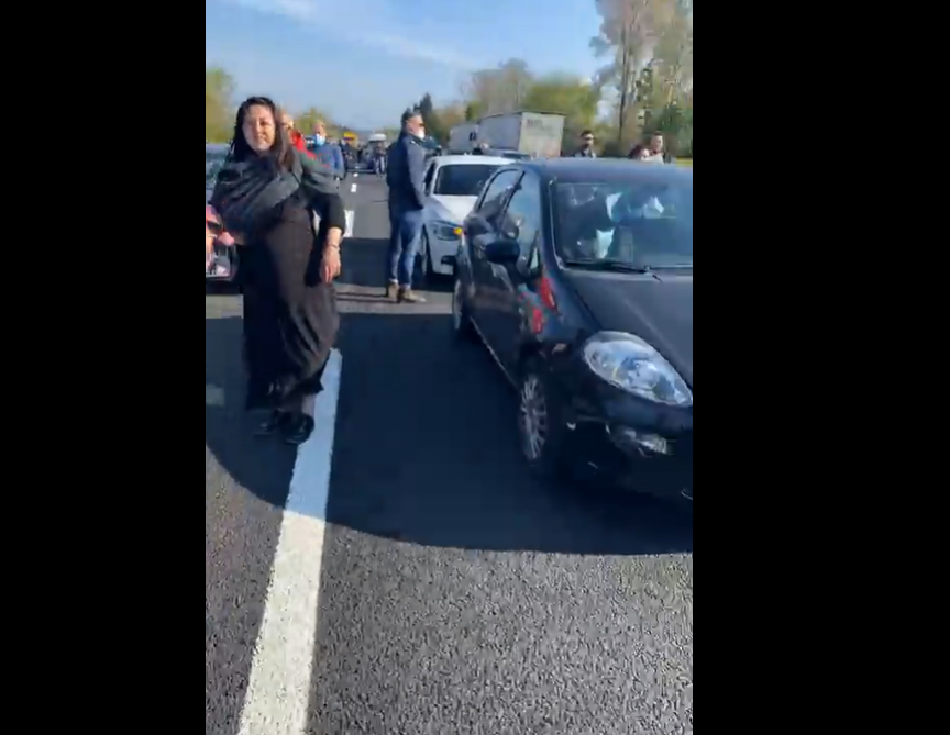Firenze, ristoratori bloccano autostrada: “Impossibile lavorare all’esterno con il freddo”