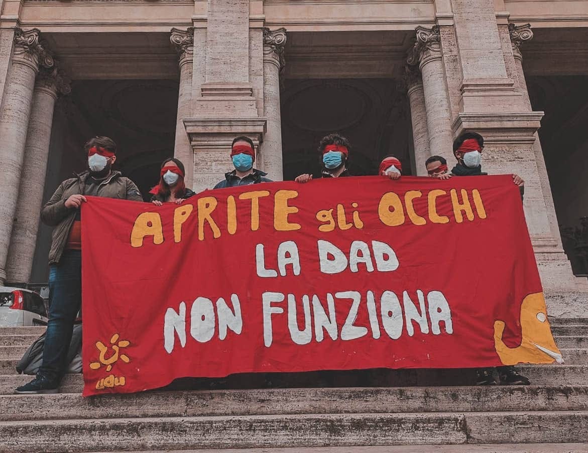 Studenti bendati davanti al Ministero.”Aprite gli occhi, la Didattica a distanza non funziona”