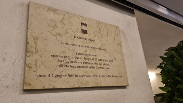 Napoli, fiori in memoria dell’operaio edile morto nel cantiere della metropolitana