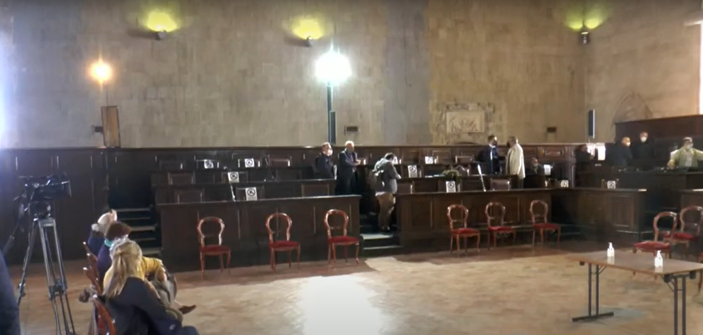 Napoli, salta la seduta del Consiglio: presenti in aula 13 consiglieri su 41. Fanno filone anche quelli di demA