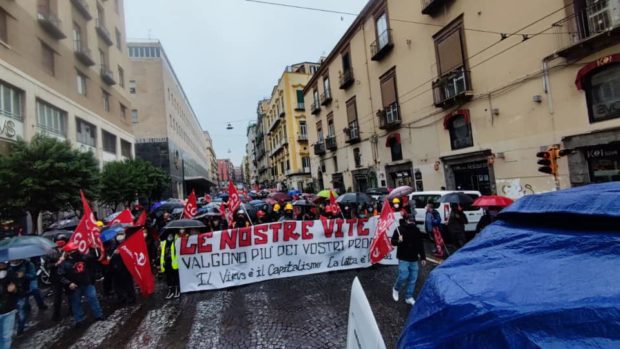 Primo maggio, a Napoli il corteo dei movimenti: “Siamo in migliaia”