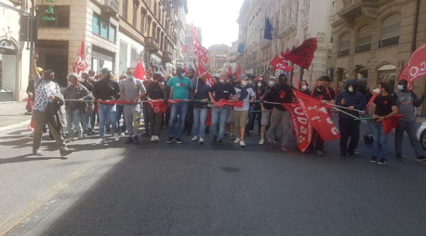 Ministro Orlando non incontra i disoccupati: tensione e tafferugli a Roma, la polizia ferma 7 persone