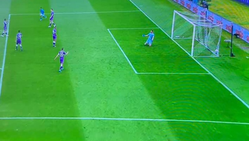 Napoli più forte degli arbitraggi, a Firenze zampata Champions