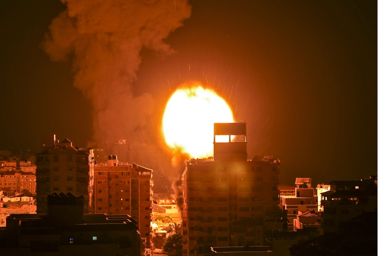 Decine di raid aerei israeliani sulla Striscia di Gaza. Quasi 200 palestinesi uccisi, tra cui 58 bambini