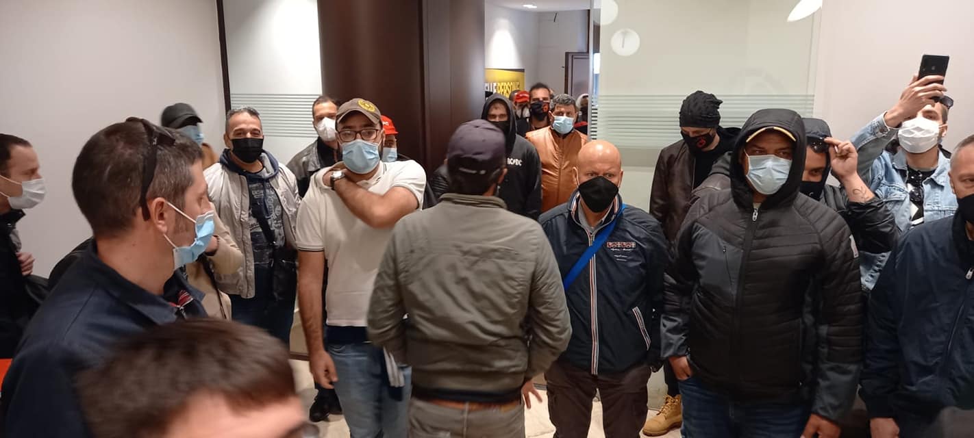 Roma, blitz dei disoccupati e precari Cobas: occupata la sede nazionale del Pd