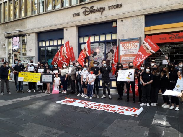 Disney porta via lavoro, sogni e magia: chiudono i negozi, lasciati a casa 230 lavoratori. Tutta colpa delle vendite online