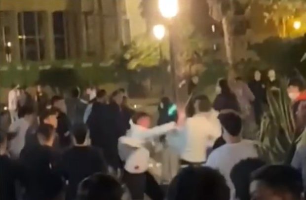 Mega rissa a Salerno, caos al centro: due ragazzi accoltellati – VIDEO