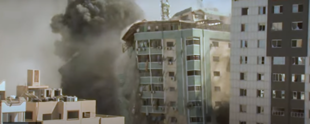 Gaza, Israele vuole zittire l’informazione: bombardato il palazzo dei giornalisti