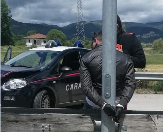 Potenza, ladro ammanettato a un palo della luce
