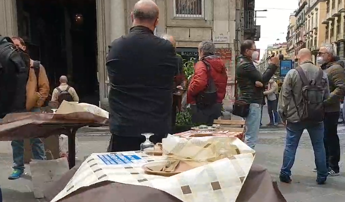 Napoli, protesta ristoratori: tavoli e sedie apparecchiati in piazza del centro storico