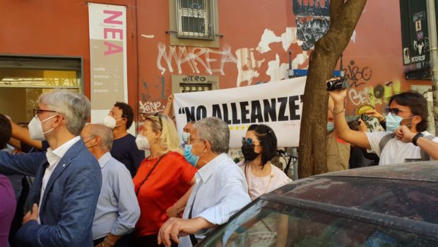 Conte, Di Maio e Fico contestati a Napoli dagli attivisti resistenti del M5s