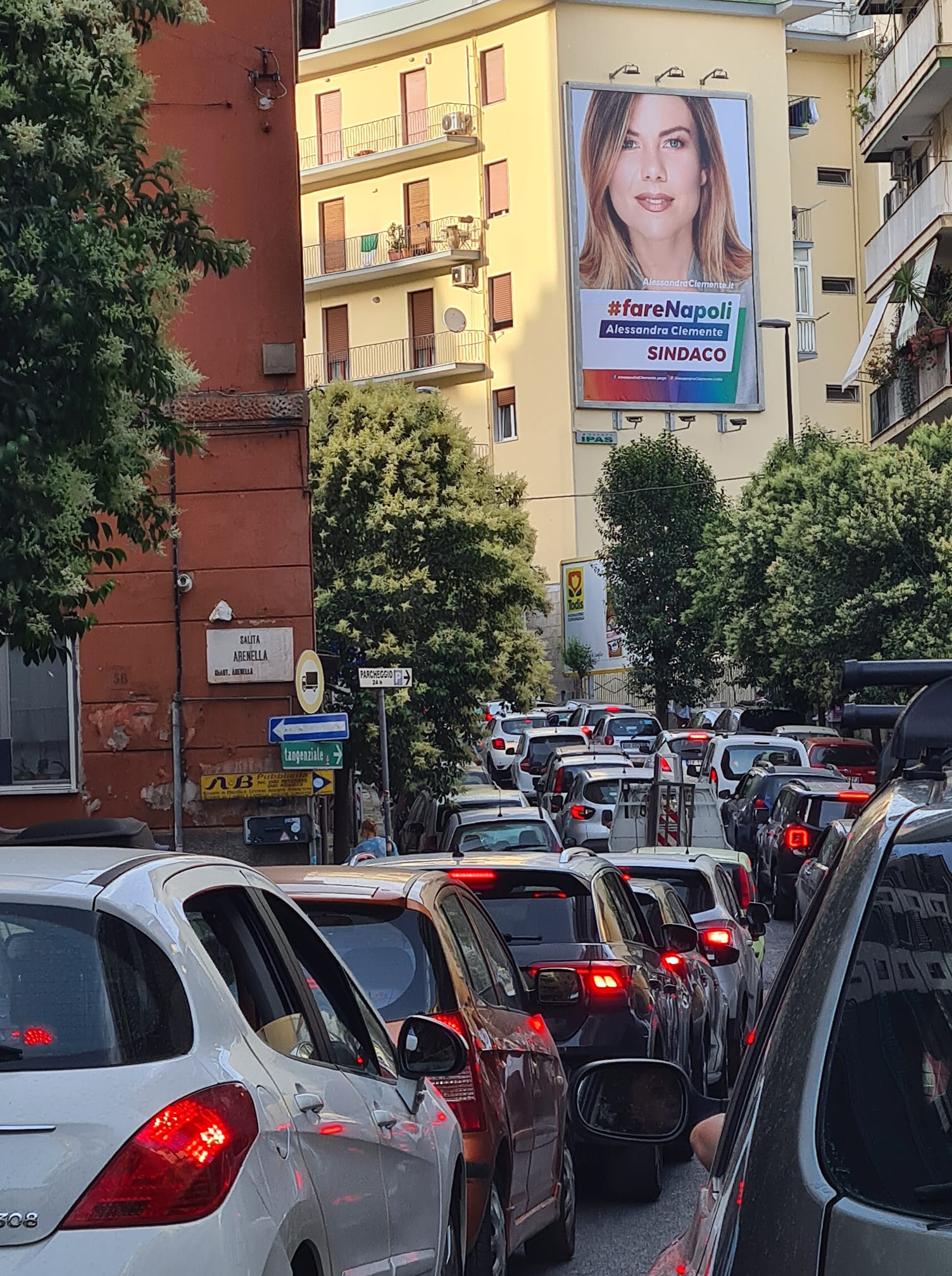 Napoli, strade chiuse e circolazione in tilt mentre la Clemente pensa alle elezioni