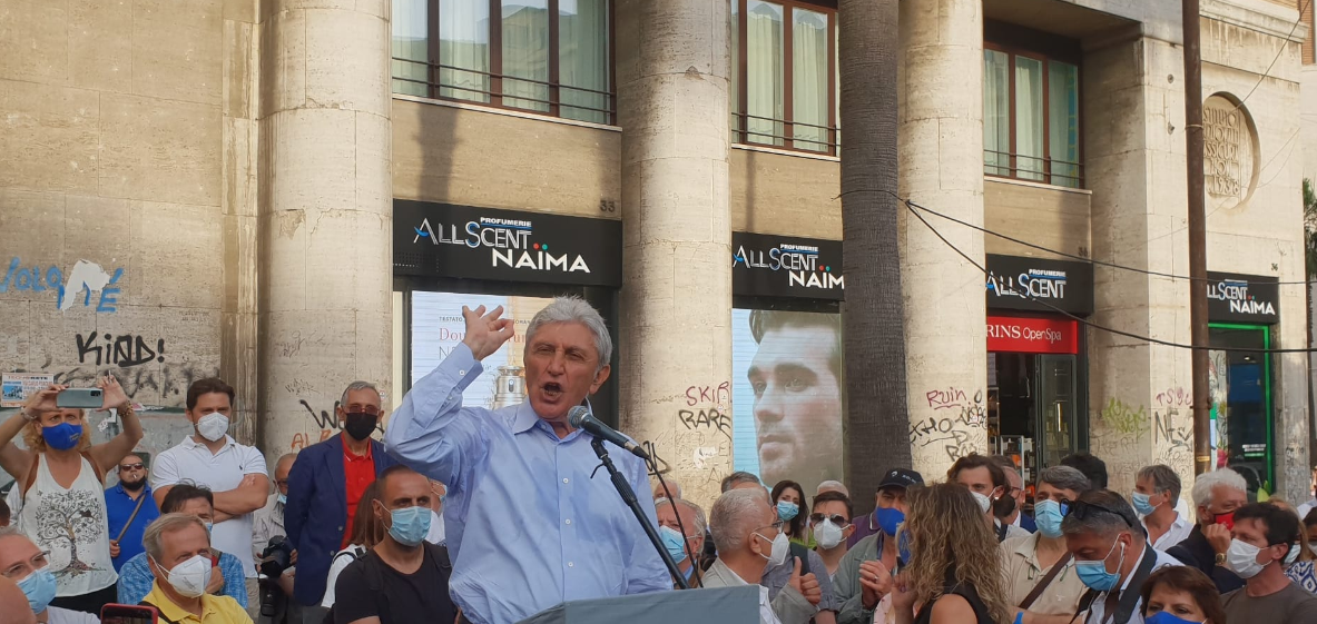 Napoli, mille in piazza per Bassolino.Torna la bella politica