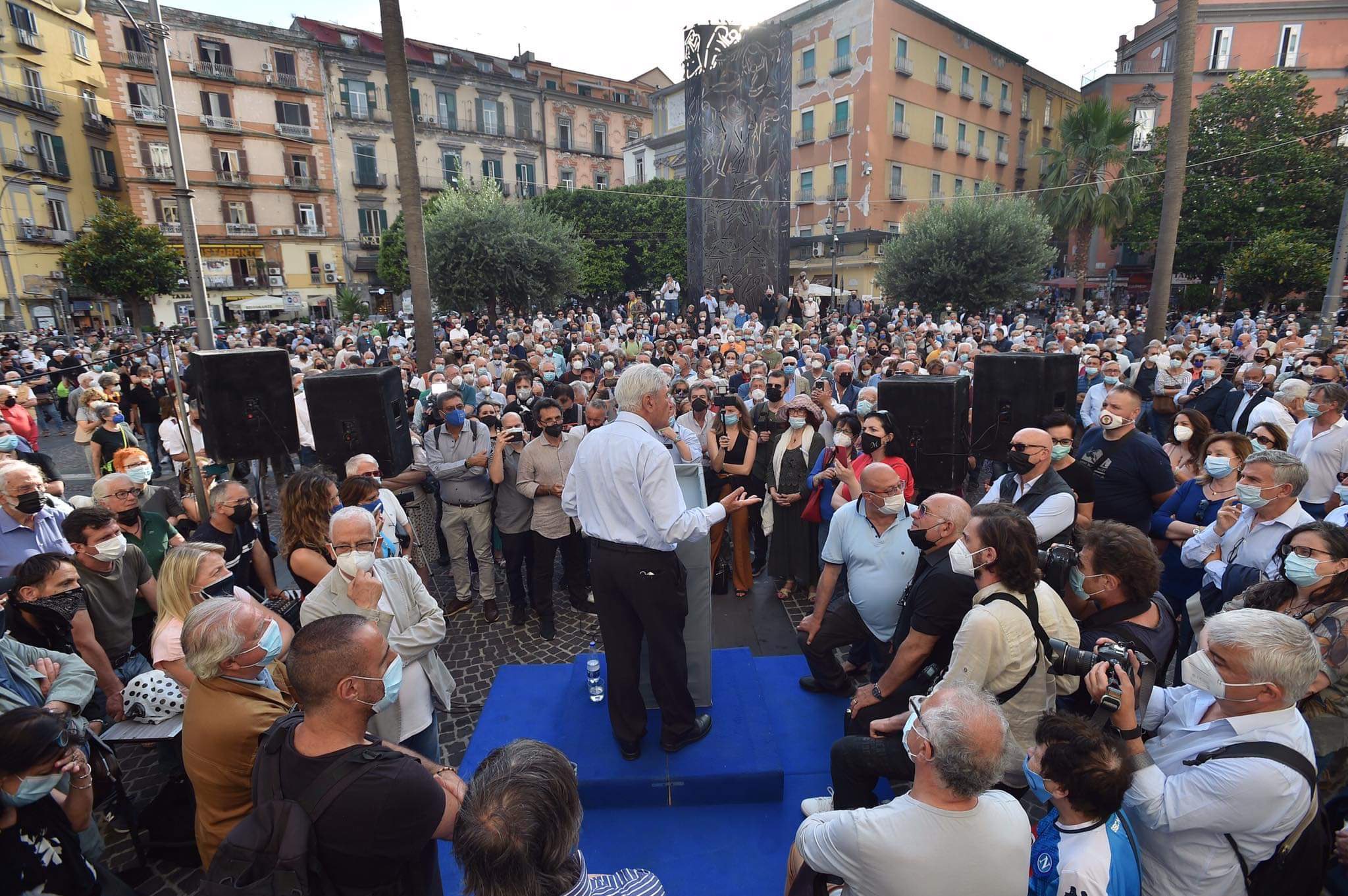 Napoli, mille in piazza per Bassolino.Torna la bella politica