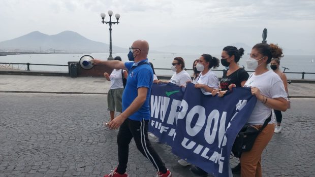 Napoli, De Luca rifiuta di incontrare gli operai Whirlpool: blocco stradale sul lungomare