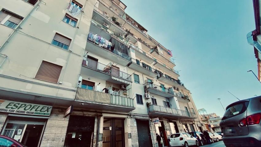 Napoli, precipita dal quarto piano a Fuorigrotta. Muore un giovane di 30 anni