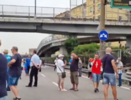 Napoli, la rabbia dei lavoratori Whirlpool: bloccate autostrade e stazione ferroviaria