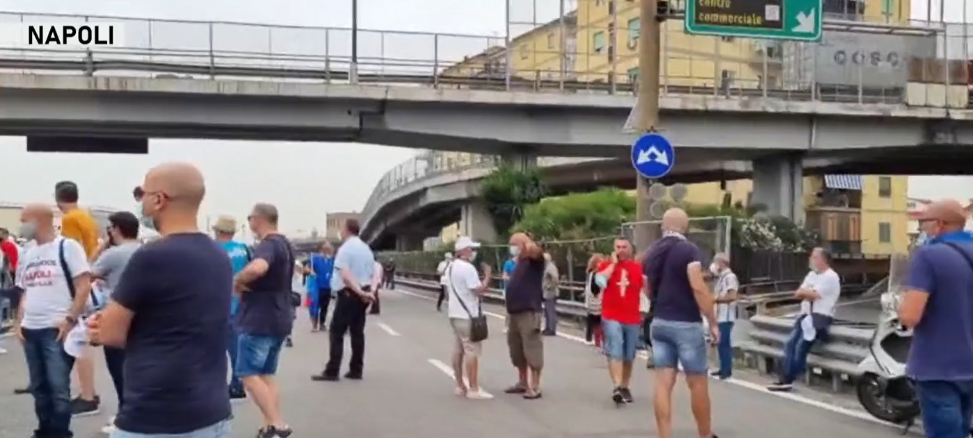Napoli, la rabbia dei lavoratori Whirlpool: bloccate autostrade e stazione ferroviaria