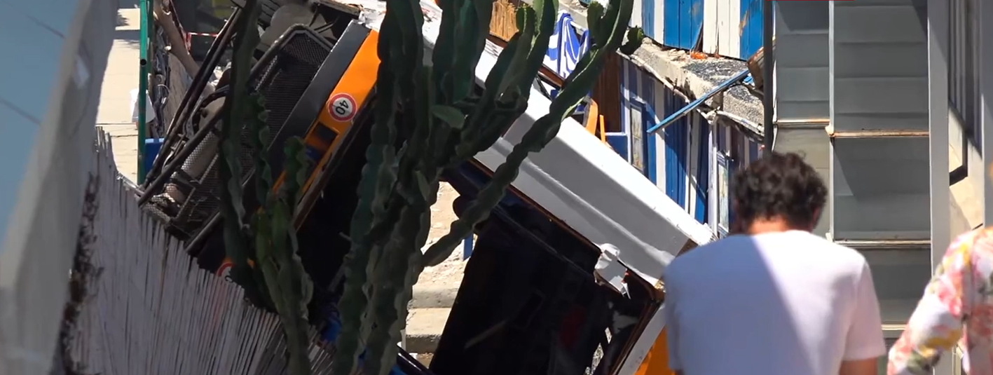 Capri, precipita un bus a Marina Grande: un morto e due feriti gravi