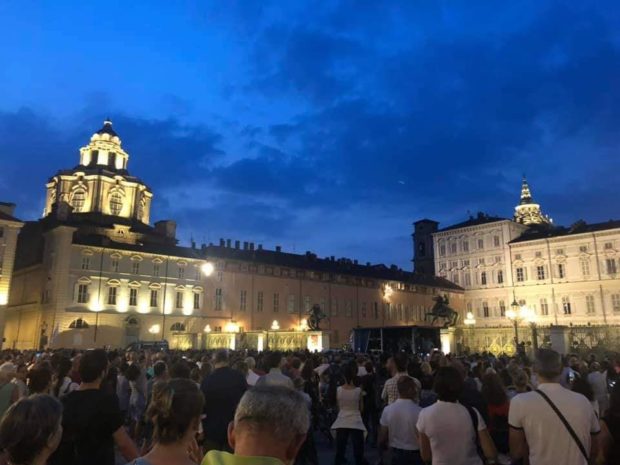 5 mila in piazza a Torino contro il green pass: “meglio morire da liberi che vivere da schiavi”