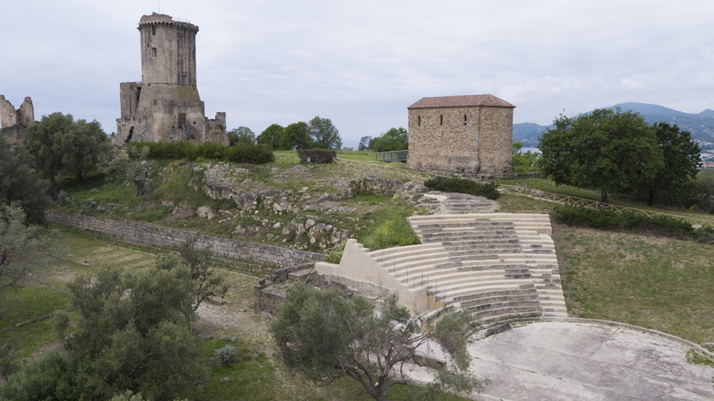 Veliateatro Festival 2021 inaugura al teatro antico dell’acropoli.