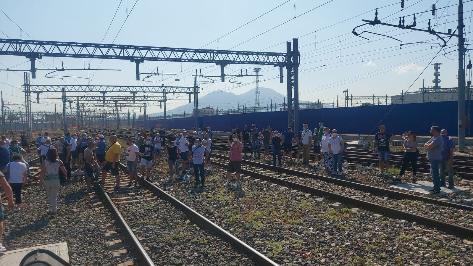 Napoli, gli operai Whirlpool bloccano la stazione centrale. In tilt la circolazione dei treni