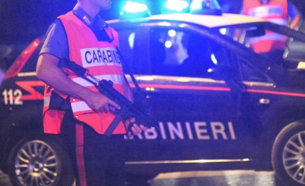 Napoli, si rifiuta di consegnare la moto e i rapinatori gli sparano: è grave