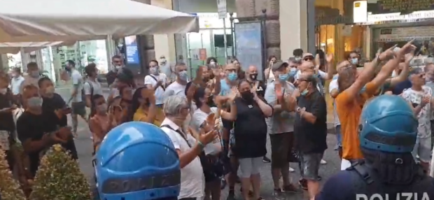 Napoli, i disoccupati contestano e costringono Renzi alla fuga